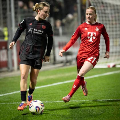 Frauen Fußball-Bundesliga; Bayer 04 Leverkusen - 1. FC Köln, 13.02.2026 Sofie Zdebel (Bayer 04 Leverkusen, 16), Anna Gerhardt (1. FC Köln, 21); Bayer 04 Leverkusen - 1. FC Köln an Spieltag 18 der Google Pixel Frauen-Bundesliga am 13.02.2026 im Ulrich-Haberland-Stadion in Leverkusen (Nordrhein-Westfalen). DFL REGULATIONS PROHIBIT ANY USE OF PHOTOGRAPHS AS IMAGE SEQUENCES AND OR QUASI-VIDEO. Copyright: xBEAUTIFULxSPORTS AxelxKohringx