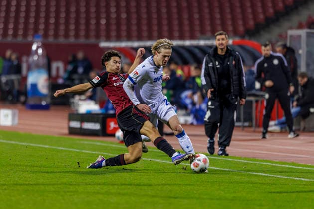 Nürnberg, Deutschland 13. Februar 2026: 2. Liga - 2025 2026 - 1. FC Nürnberg vs. Karlsruher SC Im Bild: v. li. im Zweikampf Justin von der Hitz (FCN) und David Herold (KSC) DFL regulations prohibit any use of photographs as image sequences and or quasi-video Max-Morlock-Stadion Bayern