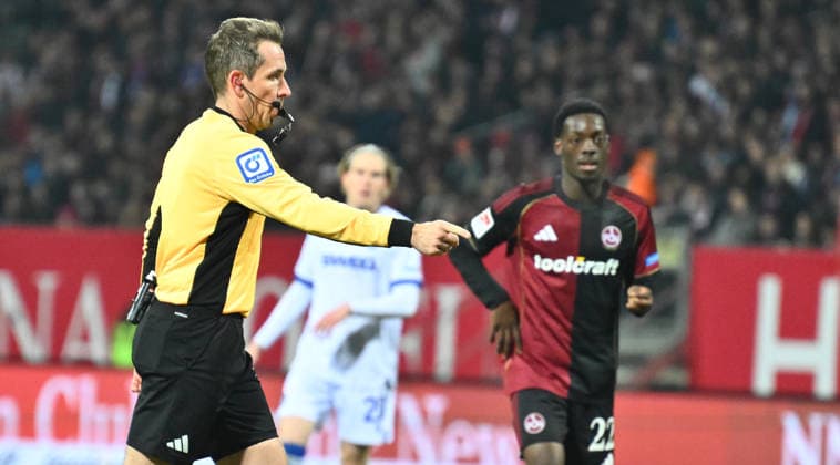 13.02.2026 - Fussball - Saison 2025 2026 - 2. Fussball - Bundesliga - 22. Spieltag: 1. FC Nürnberg FCN ( Club ) - Karlsruher SC KSC - Sportfoto Zink - xwoxzix - DFL regulations prohibit any use of photographs as image sequences and or quasi-video - only for editorial use - Tobias Stieler ( Schiedsrichter ) entscheidet auf Elfmeter Strafstoß