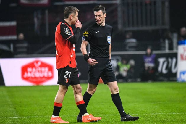 FOOTBALL : Stade Rennais vs Paris SG - Ligue 1 - JournÃ e 22 - 13 02 2026 Benoit Bastien (Arbitre central) Valentin Rongier (Stade Rennais) RennesFrance  Copyright: xBaptistexAutissierx