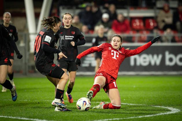 Frauen Fußball-Bundesliga; Bayer 04 Leverkusen - 1. FC Köln, 13.02.2026 Estrella Marino Gonzales (Bayer 04 Leverkusen, 10), Sofie Zdebel (Bayer 04 Leverkusen, 16), Zoe Hasenauer (1. FC Köln, 16); Bayer 04 Leverkusen - 1. FC Köln an Spieltag 18 der Google Pixel Frauen-Bundesliga am 13.02.2026 im Ulrich-Haberland-Stadion in Leverkusen (Nordrhein-Westfalen). DFL REGULATIONS PROHIBIT ANY USE OF PHOTOGRAPHS AS IMAGE SEQUENCES AND OR QUASI-VIDEO. Copyright: xBEAUTIFULxSPORTS AxelxKohringx
