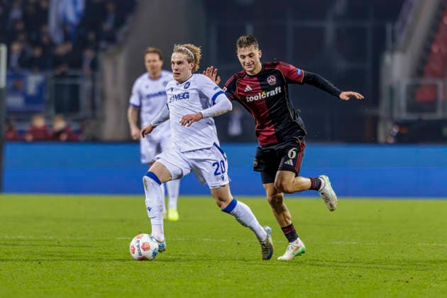 Nürnberg, Deutschland 13. Februar 2026: 2. Liga - 2025 2026 - 1. FC Nürnberg vs. Karlsruher SC Im Bild: v. li. im Zweikampf David Herold (KSC) und Adam Markhiev (FCN) DFL regulations prohibit any use of photographs as image sequences and or quasi-video Max-Morlock-Stadion Bayern