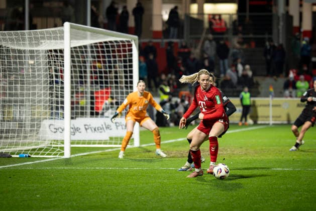 Frauen Fußball-Bundesliga; Bayer 04 Leverkusen - 1. FC Köln, 13.02.2026 Sandra Maria Jessen (1. FC Köln, 6), links im Tor Rafaela Borggraefe (Bayer 04 Leverkusen, 12) ; Bayer 04 Leverkusen - 1. FC Köln an Spieltag 18 der Google Pixel Frauen-Bundesliga am 13.02.2026 im Ulrich-Haberland-Stadion in Leverkusen (Nordrhein-Westfalen). DFL REGULATIONS PROHIBIT ANY USE OF PHOTOGRAPHS AS IMAGE SEQUENCES AND OR QUASI-VIDEO. Copyright: xBEAUTIFULxSPORTS AxelxKohringx
