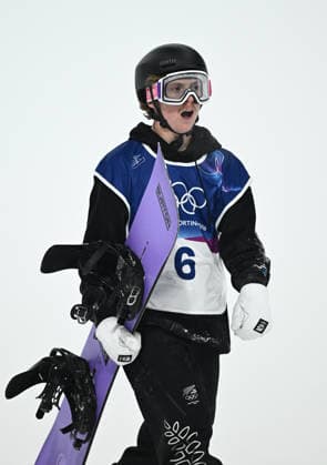 2026 WINTER Olympic Games, Olympische Spiele, Olympia, OS Campbell Melville Ives of New Zealand after falling in the 2nd run of the Men™s Snowboard Halfpipe Final at the Livigno Snow Park on day 7 of the 2026 Milano Cortina Winter Olympic Games in Italy, Friday, February 13, 2026. ( NO ARCHIVING, EDITORIAL USE ONLY MILANO LOMBARDY ITALY  Copyright: xDANxHIMBRECHTSx 20260214118023221371