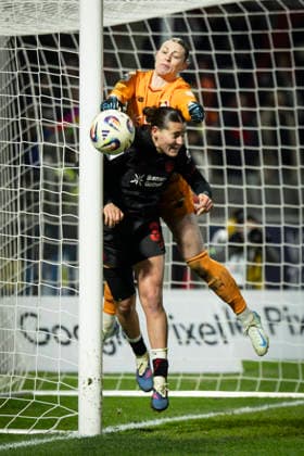 Frauen Fußball-Bundesliga; Bayer 04 Leverkusen - 1. FC Köln, 13.02.2026 Rafaela Borggraefe (Bayer 04 Leverkusen, 12) und Melissa Friedrich (Bayer 04 Leverkusen, 3) wehren gemeinsam einen Eckball ab; Bayer 04 Leverkusen - 1. FC Köln an Spieltag 18 der Google Pixel Frauen-Bundesliga am 13.02.2026 im Ulrich-Haberland-Stadion in Leverkusen (Nordrhein-Westfalen). DFL REGULATIONS PROHIBIT ANY USE OF PHOTOGRAPHS AS IMAGE SEQUENCES AND OR QUASI-VIDEO. Copyright: xBEAUTIFULxSPORTS AxelxKohringx