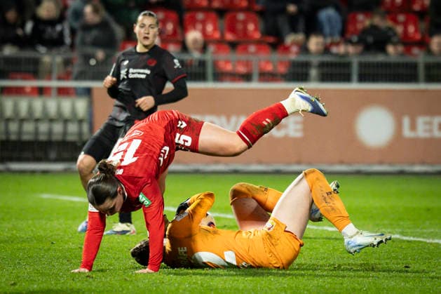 Frauen Fußball-Bundesliga; Bayer 04 Leverkusen - 1. FC Köln, 13.02.2026 Rafaela Borggraefe (Bayer 04 Leverkusen, 12) rettet vor Amelie Bohnen (1. FC Köln, 15); Bayer 04 Leverkusen - 1. FC Köln an Spieltag 18 der Google Pixel Frauen-Bundesliga am 13.02.2026 im Ulrich-Haberland-Stadion in Leverkusen (Nordrhein-Westfalen). DFL REGULATIONS PROHIBIT ANY USE OF PHOTOGRAPHS AS IMAGE SEQUENCES AND OR QUASI-VIDEO. Copyright: xBEAUTIFULxSPORTS AxelxKohringx