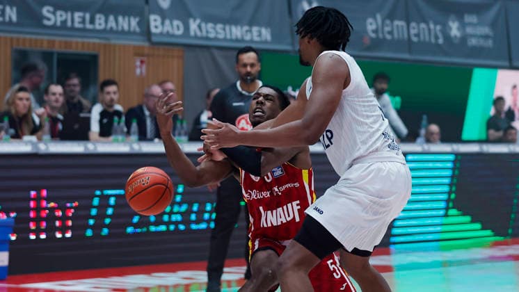 Im Bild: v.li. Marcus Carr(Wuerzburg Baskets, 5) gegen Osun Osunniyi (MLP Academics Heidelberg, 12) 13.02.2026, Fitness First Wuerzburg Baskets vs. MLP Academics Heidelberg, easyCredit BBL, 20. Spieltag, Deutschland, 97072, tectake-Arena Wuerzburg, Copyright: HMBxMedia xJulienxBecker