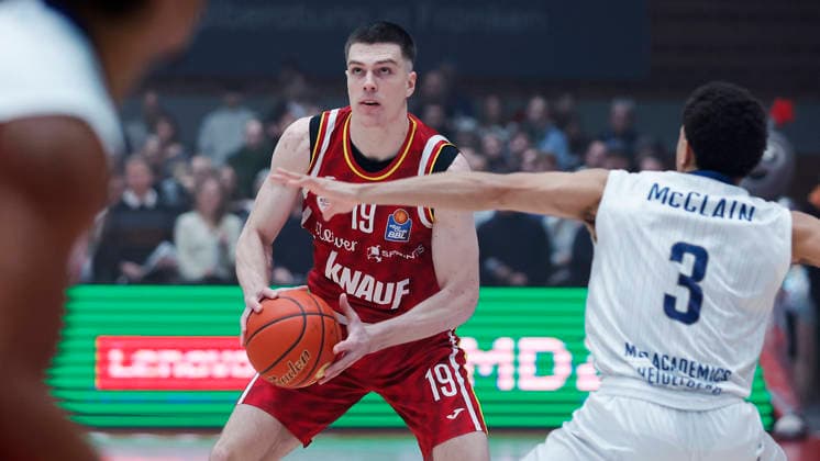 Im Bild: v.li. Christian Skladanowski (Wuerzburg Baskets, 19) gegen Kevin McClain (MLP Academics Heidelberg, 3) 13.02.2026, Fitness First Wuerzburg Baskets vs. MLP Academics Heidelberg, easyCredit BBL, 20. Spieltag, Deutschland, 97072, tectake-Arena Wuerzburg, Copyright: HMBxMedia xJulienxBecker