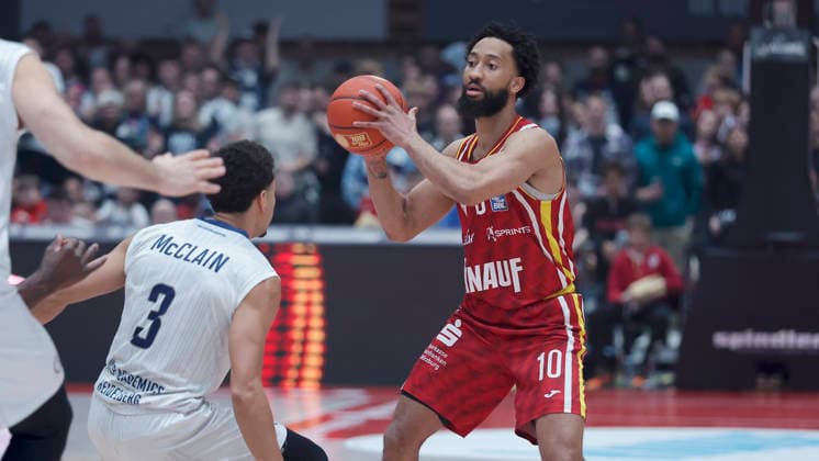 Im Bild: v.li. Kevin McClain (MLP Academics Heidelberg, 3) gegen Davion Mintz (Wuerzburg Baskets, 10) 13.02.2026, Fitness First Wuerzburg Baskets vs. MLP Academics Heidelberg, easyCredit BBL, 20. Spieltag, Deutschland, 97072, tectake-Arena Wuerzburg, Copyright: HMBxMedia xJulienxBecker