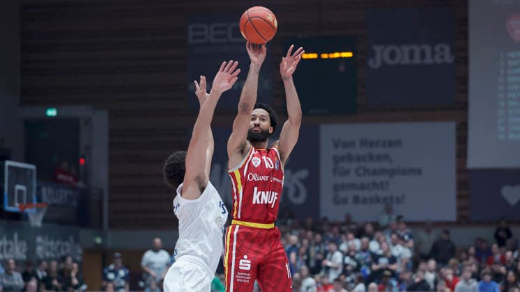 Im Bild: v.li. Kevin McClain (MLP Academics Heidelberg, 3) gegen Davion Mintz (Wuerzburg Baskets, 10) 13.02.2026, Fitness First Wuerzburg Baskets vs. MLP Academics Heidelberg, easyCredit BBL, 20. Spieltag, Deutschland, 97072, tectake-Arena Wuerzburg, Copyright: HMBxMedia xJulienxBecker