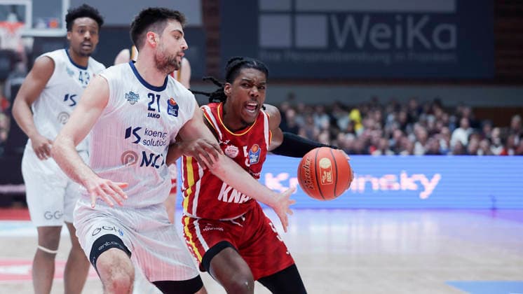 Im Bild: v.li. Mateo Seric (MLP Academics Heidelberg, 21) gegen Marcus Carr(Wuerzburg Baskets, 5) 13.02.2026, Fitness First Wuerzburg Baskets vs. MLP Academics Heidelberg, easyCredit BBL, 20. Spieltag, Deutschland, 97072, tectake-Arena Wuerzburg, Copyright: HMBxMedia xJulienxBecker