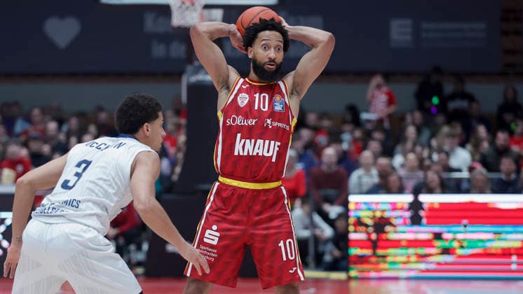 Im Bild: v.li. Kevin McClain (MLP Academics Heidelberg, 3) gegen Davion Mintz (Wuerzburg Baskets, 10) 13.02.2026, Fitness First Wuerzburg Baskets vs. MLP Academics Heidelberg, easyCredit BBL, 20. Spieltag, Deutschland, 97072, tectake-Arena Wuerzburg, Copyright: HMBxMedia xJulienxBecker
