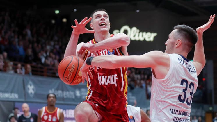 Im Bild: v.li. Christian Skladanowski (Wuerzburg Baskets, 19) gegen Ryan Mikesell (MLP Academics Heidelberg, 33) 13.02.2026, Fitness First Wuerzburg Baskets vs. MLP Academics Heidelberg, easyCredit BBL, 20. Spieltag, Deutschland, 97072, tectake-Arena Wuerzburg, Copyright: HMBxMedia xJulienxBecker