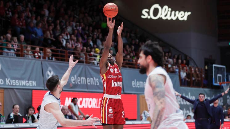 Im Bild: v.li. Mateo Seric (MLP Academics Heidelberg, 21) gegen Johnathan Stove (Wuerzburg Baskets, 22) 13.02.2026, Fitness First Wuerzburg Baskets vs. MLP Academics Heidelberg, easyCredit BBL, 20. Spieltag, Deutschland, 97072, tectake-Arena Wuerzburg, Copyright: HMBxMedia xJulienxBecker