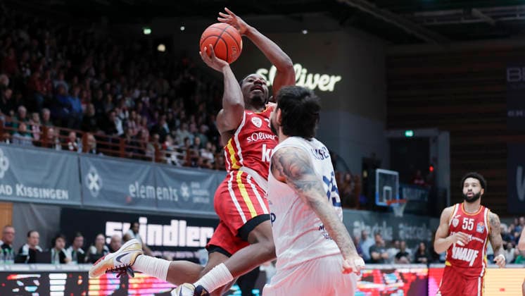 Im Bild: v.li. Johnathan Stove (Wuerzburg Baskets, 22) gegen Marcel Keßen (MLP Academics Heidelberg, 15) 13.02.2026, Fitness First Wuerzburg Baskets vs. MLP Academics Heidelberg, easyCredit BBL, 20. Spieltag, Deutschland, 97072, tectake-Arena Wuerzburg, Copyright: HMBxMedia xJulienxBecker