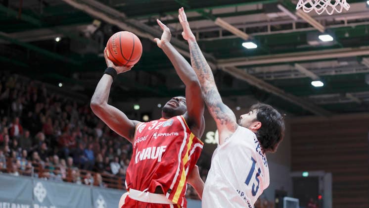 Im Bild: v.li. Charles Thompson (Wuerzburg Baskets, 32) gegen Mateo Seric (MLP Academics Heidelberg, 21) 13.02.2026, Fitness First Wuerzburg Baskets vs. MLP Academics Heidelberg, easyCredit BBL, 20. Spieltag, Deutschland, 97072, tectake-Arena Wuerzburg, Copyright: HMBxMedia xJulienxBecker