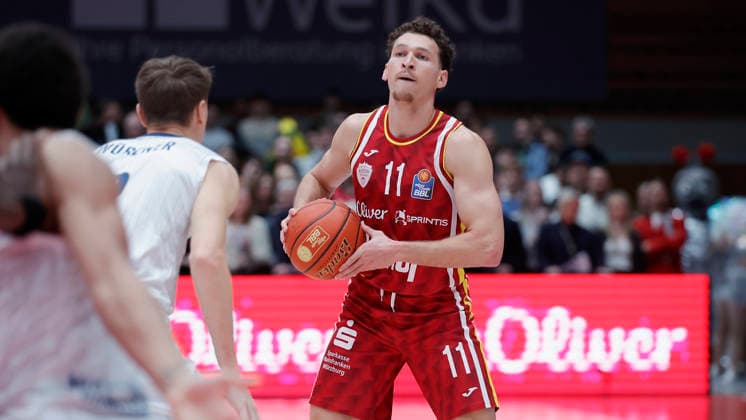 Im Bild: v.li. Niklas Wuerzner (MLP Academics Heidelberg, 2) gegen Brae Ivey (Wuerzburg Baskets, 11) 13.02.2026, Fitness First Wuerzburg Baskets vs. MLP Academics Heidelberg, easyCredit BBL, 20. Spieltag, Deutschland, 97072, tectake-Arena Wuerzburg, Copyright: HMBxMedia xJulienxBecker
