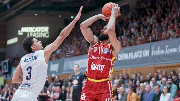 Im Bild: v.li. Kevin McClain (MLP Academics Heidelberg, 3) gegen Davion Mintz (Wuerzburg Baskets, 10) 13.02.2026, Fitness First Wuerzburg Baskets vs. MLP Academics Heidelberg, easyCredit BBL, 20. Spieltag, Deutschland, 97072, tectake-Arena Wuerzburg, Copyright: HMBxMedia xJulienxBecker
