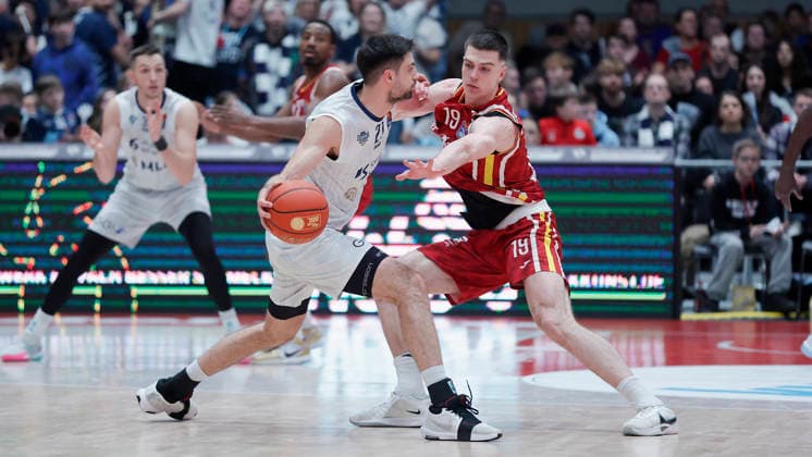 Im Bild: v.li. Mateo Seric (MLP Academics Heidelberg, 21) gegen Christian Skladanowski (Wuerzburg Baskets, 19) 13.02.2026, Fitness First Wuerzburg Baskets vs. MLP Academics Heidelberg, easyCredit BBL, 20. Spieltag, Deutschland, 97072, tectake-Arena Wuerzburg, Copyright: HMBxMedia xJulienxBecker