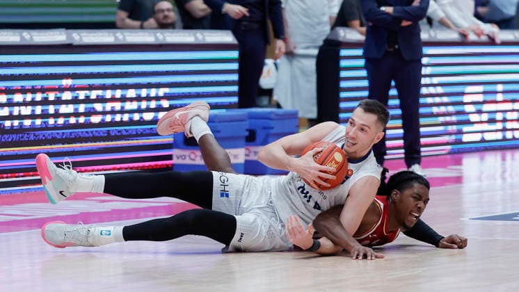 Im Bild: v.li. Ryan Mikesell (MLP Academics Heidelberg, 33) gegen Marcus Carr(Wuerzburg Baskets, 5) 13.02.2026, Fitness First Wuerzburg Baskets vs. MLP Academics Heidelberg, easyCredit BBL, 20. Spieltag, Deutschland, 97072, tectake-Arena Wuerzburg, Copyright: HMBxMedia xJulienxBecker