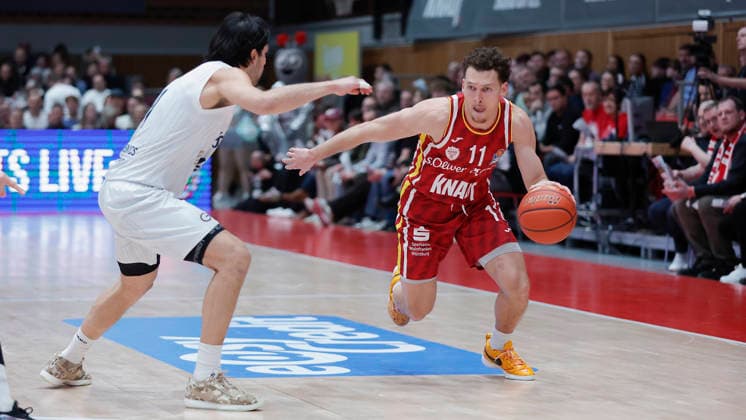 Im Bild: v.li. Erol Ersek (MLP Academics Heidelberg, 11) gegen Brae Ivey (Wuerzburg Baskets, 11) 13.02.2026, Fitness First Wuerzburg Baskets vs. MLP Academics Heidelberg, easyCredit BBL, 20. Spieltag, Deutschland, 97072, tectake-Arena Wuerzburg, Copyright: HMBxMedia xJulienxBecker