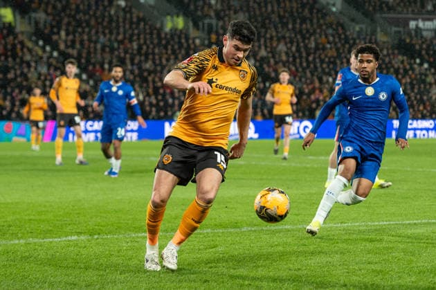 Hull City v Chelsea Emirates FA Cup John Egan of Hull City holds the ball up during the Emirates FA Cup Fourth Round match between Hull City and Chelsea at the MKM Stadium, Hull. 13 02 2026 UK Newspapers OUT Copyright: xMattxWilkinsonx FIL-22963-0128