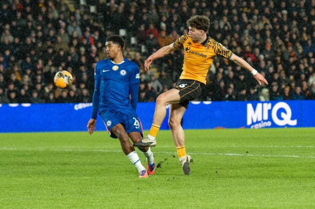 Hull City v Chelsea Emirates FA Cup Lewis Koumas of Hull City with a strike on goal during the Emirates FA Cup Fourth Round match between Hull City and Chelsea at the MKM Stadium, Hull. 13 02 2026 UK Newspapers OUT Copyright: xMattxWilkinsonx FIL-22963-0130