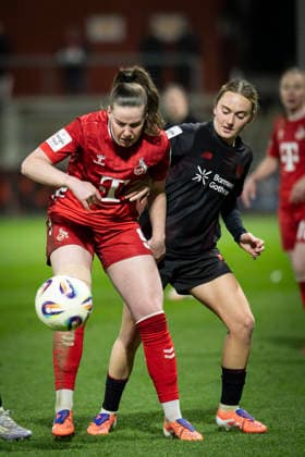 Frauen Fußball-Bundesliga; Bayer 04 Leverkusen - 1. FC Köln, 13.02.2026 Adriana Achcinska (1. FC Köln, 9), Sofie Zdebel (Bayer 04 Leverkusen, 16); Bayer 04 Leverkusen - 1. FC Köln an Spieltag 18 der Google Pixel Frauen-Bundesliga am 13.02.2026 im Ulrich-Haberland-Stadion in Leverkusen (Nordrhein-Westfalen). DFL REGULATIONS PROHIBIT ANY USE OF PHOTOGRAPHS AS IMAGE SEQUENCES AND OR QUASI-VIDEO. Copyright: xBEAUTIFULxSPORTS AxelxKohringx