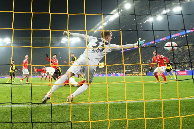 Dortmund, Germany, 13.02.26, Serhou Guirassy (Borussia Dortmund) schiesst das 1:0 während des Spiels der 1. Bundesliga zwischen Borussia Dortmund - 1. FSV Mainz 05 im Signal Iduna Park in Dortmund. (Photo by Joachim Bywaletz) DFB DFL REGULATIONS PROHIBIT ANY USE OF PHOTOGRAPHS AS IMAGE SEQUENCES AND OR QUASI-VIDEO. *** Dortmund, Germany, 13 02 26, Serhou Guirassy Borussia Dortmund scores the 1 0 during the 1 Bundesliga match between Borussia Dortmund 1 FSV Mainz 05 at Signal Iduna Park in Dortmund Photo by Joachim Bywaletz DFB DFL REGULATIONS PROHIBIT ANY USE OF PHOTOGRAPHS AS IMAGE SEQUENCES AND OR QUASI VIDEO Copyright: JoachimxBywaletz xJB-Sportfoto