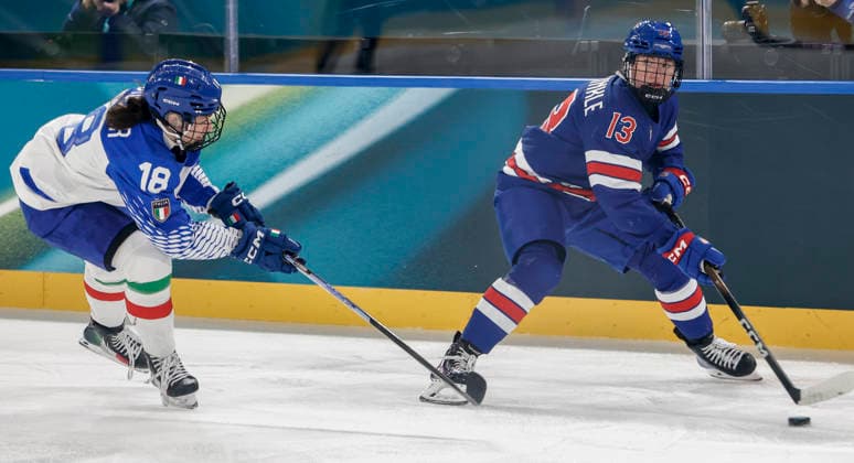 Italy s Franziska Stocker (18) moves on United States Grace Zumwinkle (13) during the Women s Playoff Quarterfinal game between Italy and the USA at the Milano Rho Ice hockey, Eishockey Arena in Milan, Italy, on Friday, February 13, 2026.  OLY202602138605 AARONxJOSEFCZYK