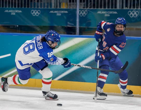 United States Hannah Bilka (23) shoots past Italy s Franziska Stocker (18) during the Women s Playoff Quarterfinal game between Italy and the USA at the Milano Rho Ice hockey, Eishockey Arena in Milan, Italy, on Friday, February 13, 2026.  OLY202602138607 AARONxJOSEFCZYK