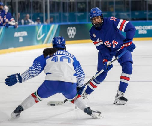 United States Laila Edwards (10) shoots on Italy s Aurora Abatangelo (10)1 during the Women s Playoff Quarterfinal game between Italy and the USA at the Milano Rho Ice hockey, Eishockey Arena in Milan, Italy, on Friday, February 13, 2026.  OLY202602138612 AARONxJOSEFCZYK