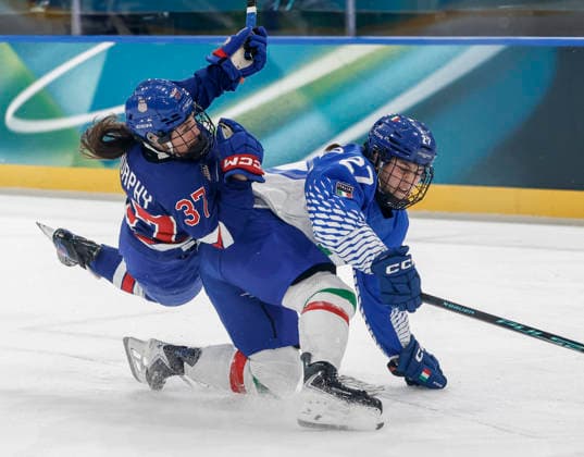 United States Abbey Murphy (37) is taken down by Italy s Kristen Guerriero (27) in the first period of the Women s Playoff Quarterfinal game between Italy and the USA at the Milano Rho Ice hockey, Eishockey Arena in Milan, Italy, on Friday, February 13, 2026.  OLY202602138613 AARONxJOSEFCZYK