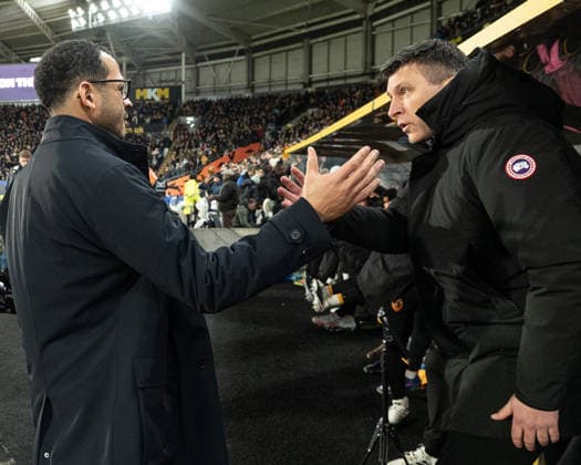 Hull City v Chelsea Emirates FA Cup Hull City manager Sergej JakiroviÄ‡ (right) greets Chelsea manager Liam Rosenior ahead of the Emirates FA Cup Fourth Round match between Hull City and Chelsea at the MKM Stadium, Hull. 13 02 2026 UK Newspapers OUT Copyright: xMattxWilkinsonx FIL-22963-0136