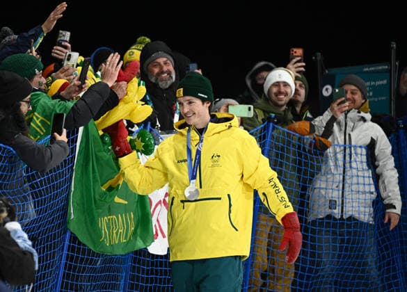 2026 WINTER Olympic Games, Olympische Spiele, Olympia, OS Scotty James of Australia celebrates with fans after receiving a silver medal in the Men™s Snowboard Halfpipe Final at the Livigno Snow Park on day 7 of the 2026 Milano Cortina Winter Olympic Games in Italy, Friday, February 13, 2026. ( NO ARCHIVING, EDITORIAL USE ONLY MILANO LOMBARDY ITALY  Copyright: xDANxHIMBRECHTSx 20260214161180981692
