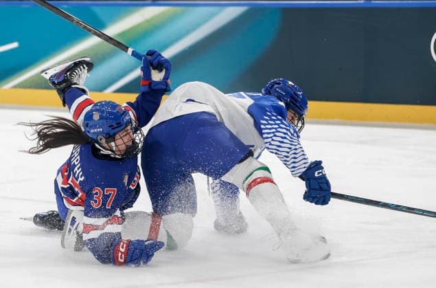 United States Abbey Murphy (37) is taken down by Italy s Kristen Guerriero (27) in the first period of the Women s Playoff Quarterfinal game between Italy and the USA at the Milano Rho Ice hockey, Eishockey Arena in Milan, Italy, on Friday, February 13, 2026.  OLY202602138614 AARONxJOSEFCZYK