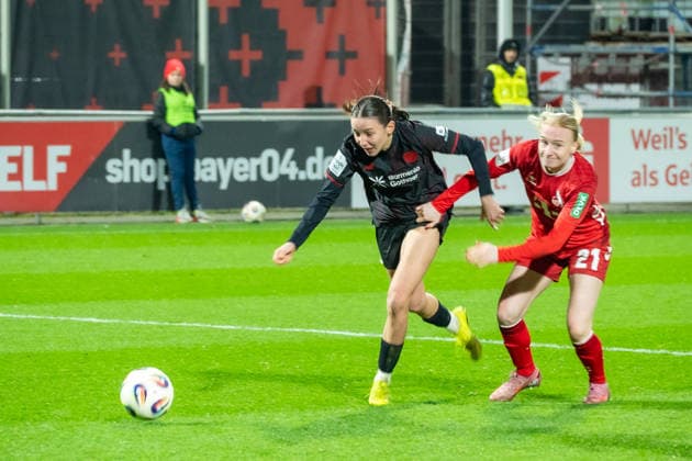 Deutschland: Fussball Google Pixel Frauen-Bundesliga 2025 2026 - Bayer 04 Leverkusen vs 1. FC Köln - 18. Spieltag - Ulrich-Haberland-Stadion (Leverkusen): Loren Bender (Bayer 04 Leverkusen, 19) Anna Gerhardt (B1.FC Köln, 21) Copyright: xOrhanxHabashx