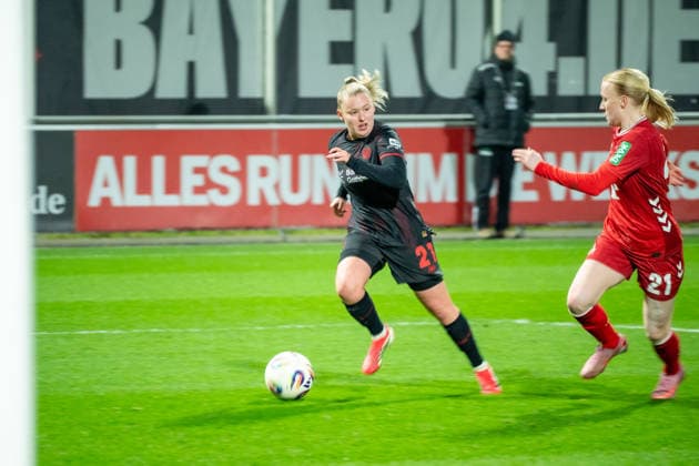 Deutschland: Fussball Google Pixel Frauen-Bundesliga 2025 2026 - Bayer 04 Leverkusen vs 1. FC Köln - 18. Spieltag - Ulrich-Haberland-Stadion (Leverkusen): Vanessa Fudalla (Bayer 04 Leverkusen, 21) Anna Gerhardt (1.FC Köln, 21) Copyright: xOrhanxHabashx