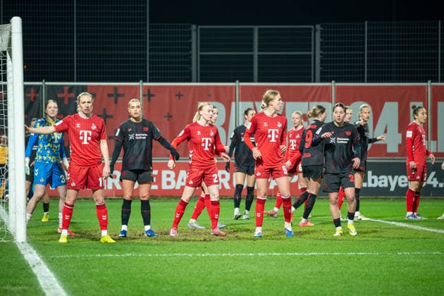 Deutschland: Fussball Google Pixel Frauen-Bundesliga 2025 2026 - Bayer 04 Leverkusen vs 1. FC Köln - 18. Spieltag - Ulrich-Haberland-Stadion (Leverkusen): Estrella Merino Gonzalez (Bayer 04 Leverkusen, 10) Selina Ostermeier (Bayer 04 Leverkusen, 2) Pauline Bremer (1.FC Köln, 11) Copyright: xOrhanxHabashx