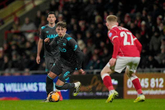 13th February 2026; SToK Cae Ras Stadium, Wrexham, Wales; FA Cup Football, Wrexham versus Ipswich Town; Dan Neil of Ipswich Town runs at Lewis O Brien of Wrexham  StevexFlynn