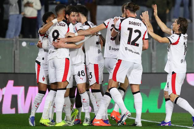 Ruben Loftus-Cheek of AC Milan celebrates with his team mates the goal of 0-1 scored during the serie A match between SC Pisa Calcio 1909 and AC Milan at Arena Garibaldi - Romeo Anconetani - Cetilar Arena Stadium in Pisa (Italy), February 13, 2026. massimilianoxcarnabuci