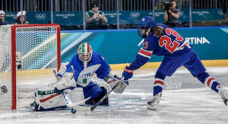United States Hannah Bilka (23) shoots on Italy s Gabriella Durante (1) in the second period of the Women s Playoff Quarterfinal game between Italy and the USA at the Milano Rho Ice hockey, Eishockey Arena in Milan, Italy, on Friday, February 13, 2026.  OLY202602138616 AARONxJOSEFCZYK
