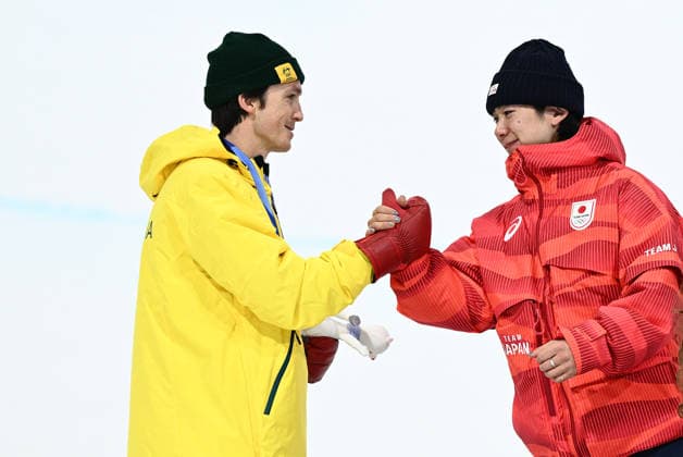 2026 WINTER Olympic Games, Olympische Spiele, Olympia, OS Scotty James of Australia (l) congratulates Yuto Totsuka from Japan during the medal ceremony following the Men™s Snowboard Halfpipe Final at the Livigno Snow Park on day 7 of the 2026 Milano Cortina Winter Olympic Games in Italy, Friday, February 13, 2026. ( NO ARCHIVING, EDITORIAL USE ONLY MILANO LOMBARDY ITALY  Copyright: xDANxHIMBRECHTSx 20260214155519135418