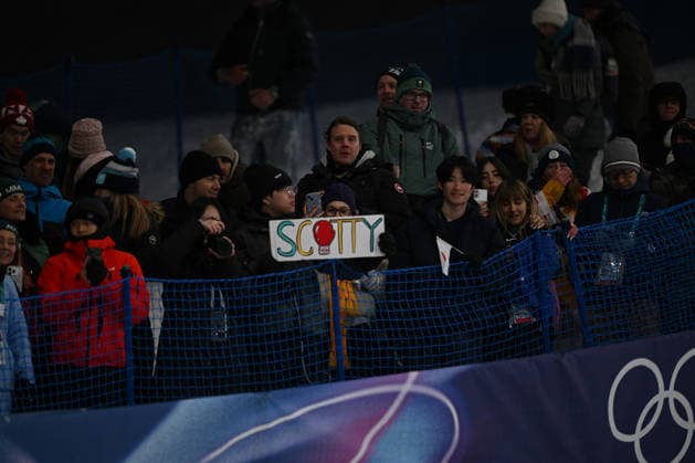 Figure skating, Eiskunstlauf - Milano Cortina 2026 Winter Olympics: Day 7 Scotty James fans during the Winter Olympic Games, Olympische Spiele, Olympia, OS in Livigno Snow Park, in Livigno, Italy, on February 13, 2026. Livigno Italy  Copyright: xFedericoxManonix originalFilename:manoni-olympics260213_npvef.jpg