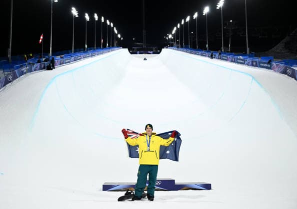 2026 WINTER Olympic Games, Olympische Spiele, Olympia, OS Scotty James of Australia poses with his silver medal following the Men™s Snowboard Halfpipe Final at the Livigno Snow Park on day 7 of the 2026 Milano Cortina Winter Olympic Games in Italy, Friday, February 13, 2026. ( NO ARCHIVING, EDITORIAL USE ONLY MILANO LOMBARDY ITALY  Copyright: xDANxHIMBRECHTSx 20260214128289572291