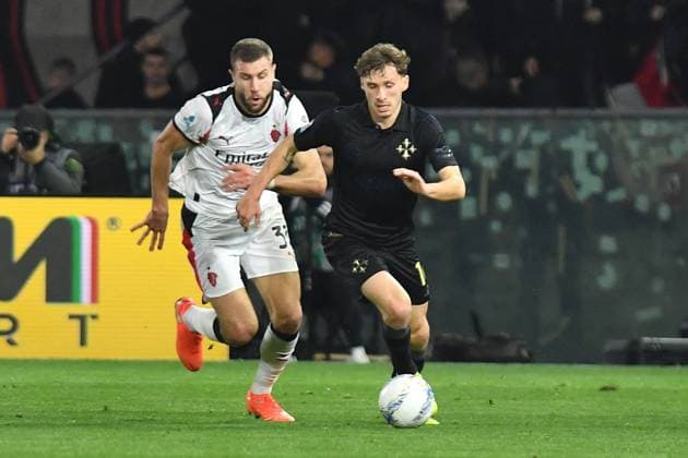 CALCIO - Serie A - Pisa SC vs AC Milan Strahinja Pavlovic (Milan) Matteo Tramoni (Pisa) during Pisa SC vs AC Milan, Italian soccer Serie A match in Pisa, Italy, February 13 2026 Pisa Italy  Copyright: xIPAxSport ABACAx