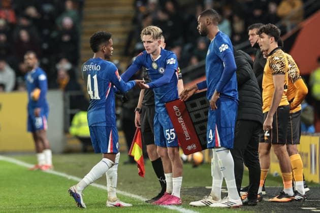 Emirates FA Cup 4th Round Hull City v Chelsea Estevao of Chelsea is substituted for Jesse Derry of Chelsea during the Emirates FA Cup 4th Round match Hull City vs Chelsea at MKM Stadium, Hull, United Kingdom on 13 February 2026 (Photo by Mark Cosgrove News Images) Hull MKM Stadium East Riding of Yorkshire United Kingdom Copyright: xMarkxCosgrove NewsxImagesx