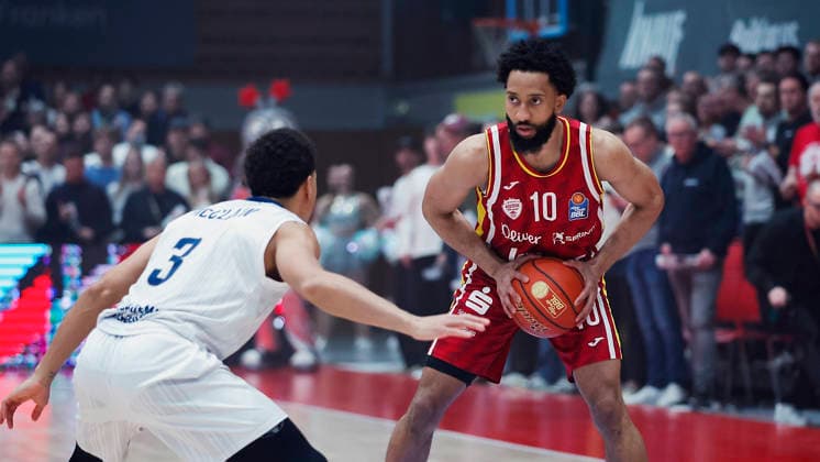 Im Bild: v.li. Kevin McClain (MLP Academics Heidelberg, 3) gegen Davion Mintz (Wuerzburg Baskets, 10) 13.02.2026, Fitness First Wuerzburg Baskets vs. MLP Academics Heidelberg, easyCredit BBL, 20. Spieltag, Deutschland, 97072, tectake-Arena Wuerzburg, Copyright: HMBxMedia xJulienxBecker