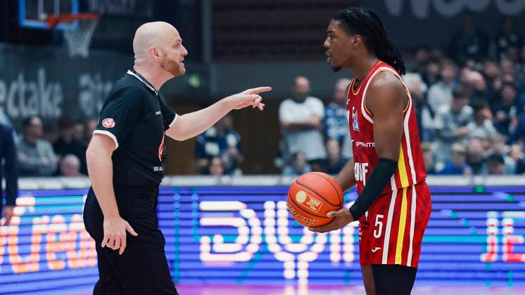 Im Bild: v.li. Schiedsrichter Benjamin Barth und Marcus Carr(Wuerzburg Baskets, 5) diskutieren ueber eine Spielszene 13.02.2026, Fitness First Wuerzburg Baskets vs. MLP Academics Heidelberg, easyCredit BBL, 20. Spieltag, Deutschland, 97072, tectake-Arena Wuerzburg, Copyright: HMBxMedia xJulienxBecker
