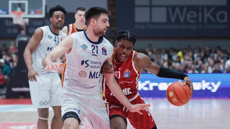 Im Bild: v.li. Mateo Seric (MLP Academics Heidelberg, 21) gegen Marcus Carr(Wuerzburg Baskets, 5) 13.02.2026, Fitness First Wuerzburg Baskets vs. MLP Academics Heidelberg, easyCredit BBL, 20. Spieltag, Deutschland, 97072, tectake-Arena Wuerzburg, Copyright: HMBxMedia xJulienxBecker